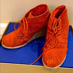 Toms orange suede wedge boots